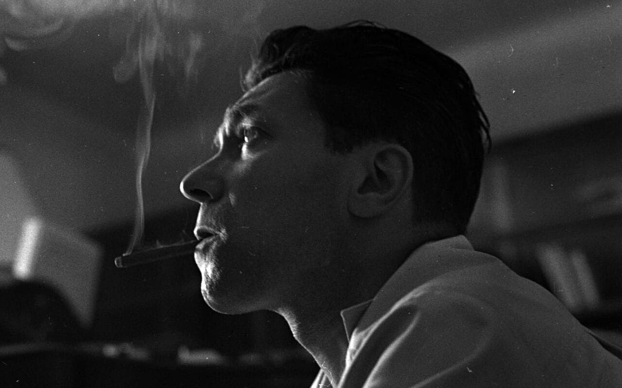 Intérieur d'un appartement Toulousain, 18 rue Agathoise. 11 septembre 1961. Portrait de profil en buste de Louis Auriacombe, chef de l'orchestre de musique de chambre de Toulouse, fumant un cigare.
© André Cros — Cette photographie provient du fonds André Cros, conservé par les archives municipales de la ville de Toulouse et placé sous licence CC BY-SA 4.0 par la délibération n°27.3 du 23 juin 2017 du Conseil Municipal de la Ville de Toulouse.
